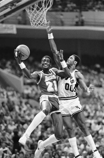 Michael Cooper (21) durante una partita dei playoff 1983 tra Los Angeles Lakers e San Antonio Spurs (Ap)